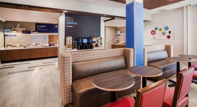 Holiday Inn Express - Brevard by IHG, Забронировать Отель Бревэрд Северная Каролина, рядом с Бревардский колледж