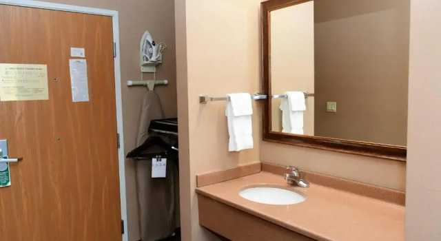 Номер Standard Cobblestone Inn & Suites - Denison | Majestic Hills