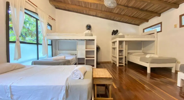 Кровать в общем номере Believe Surf & Yoga Lodge Santa Teresa