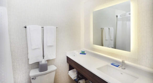 Двухместный номер Standard с видом на залив Holiday Inn Express Hotel & Suites Fishermans Wharf by IHG