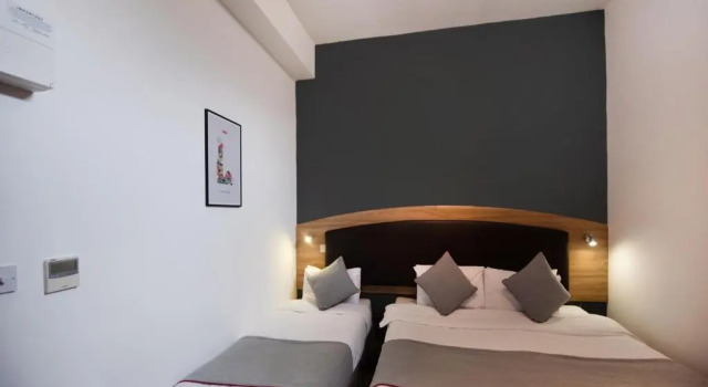 Трёхместный номер Deluxe Arinza Hotel, London Ilford