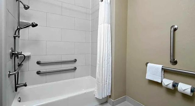 Четырёхместный люкс Accessible DoubleTree Suites by Hilton Charlotte/SouthPark