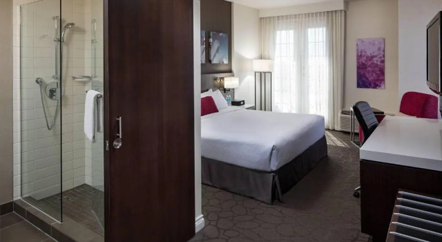 Номер Standard с видом на город Delta Hotels by Marriott Grand Okanagan Resort