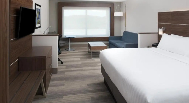 Четырёхместный номер Standard Holiday Inn Express & Suites Kingdom City by IHG