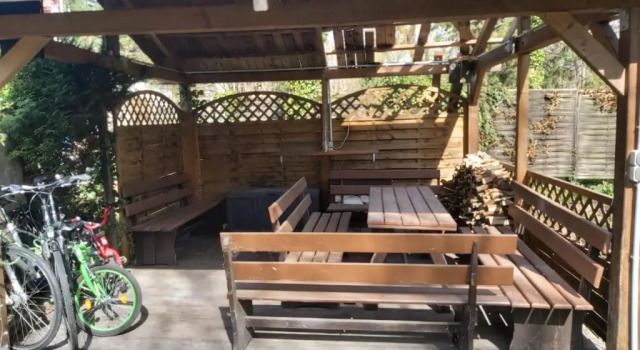 Апартаменты Ferienwohnung mit 123qm für 8 Personen mit sehr großem Garten, einfache Innen-Ausstattung