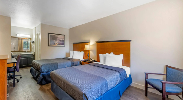 Четырёхместный номер Standard Rodeway Inn at Nevada State Capitol