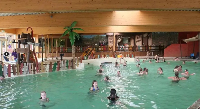 ZEN-bungalow NO 1 met sauna en hottub, Rezervasyon Otel Rheezerveen 