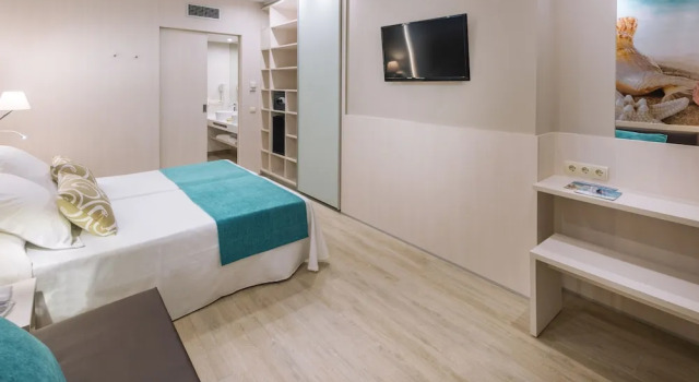 Четырёхместный номер Standard с балконом и с видом на город Sumus Hotel Stella and Spa 4S Adults Recommended
