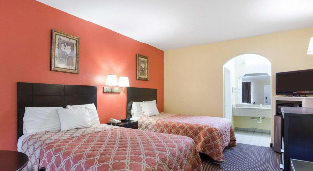 Четырёхместный номер Standard Rodeway Inn & Suites Humble IAH