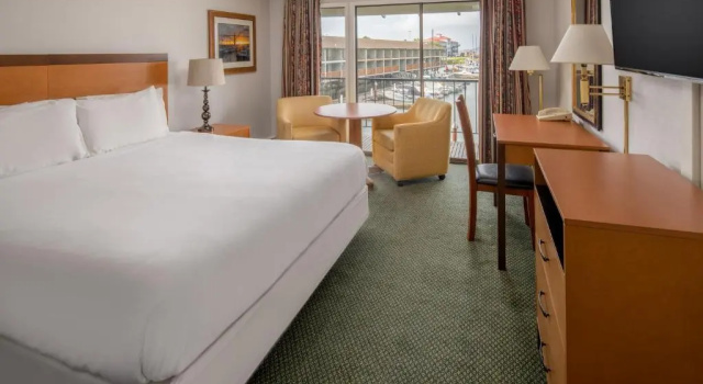Номер Standard с балконом и с видом на гавань Astoria Riverwalk Inn