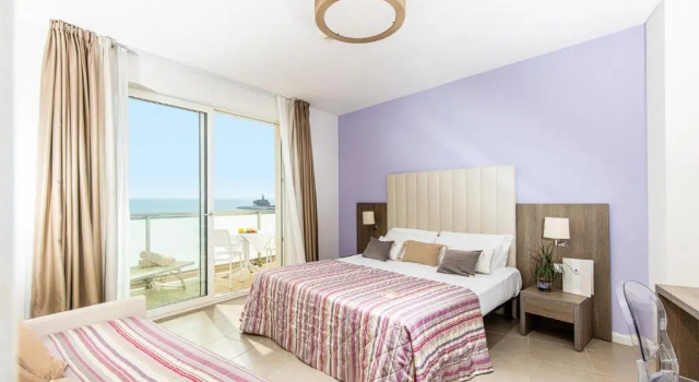 Трёхместный номер Superior с балконом и с видом на море Hotel Karinzia