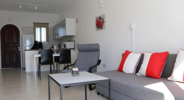 Cyking 2 bed Apartment with pool & 10 min to beach, Rezerwuj Apartament Pafos Pafos, w pobliżu Markideio Theatre