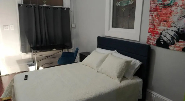 Номер Standard One Queen Bed Suite with full house amenities Rm 2