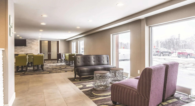 La Quinta Inn & Suites by Wyndham Cleveland - Airport North