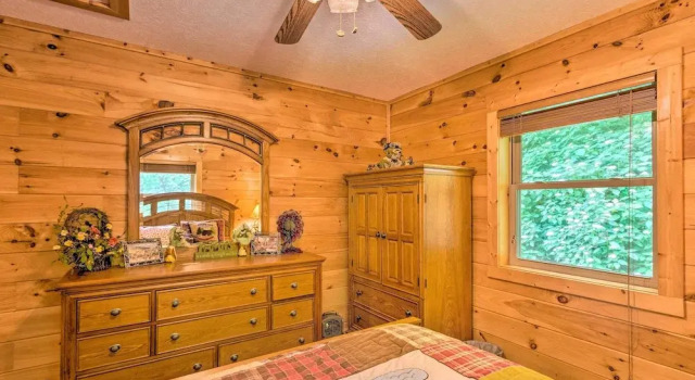Коттедж Mountain-view Maggie Valley Home w/ 2 Decks!
