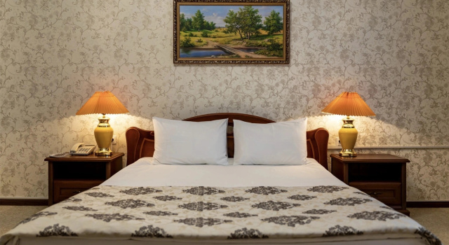 Номер первой категории Стандарт Улучшенный Отель Нефтяник