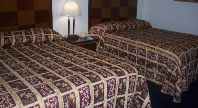 Четырёхместный номер Standard Deluxe Inn Of Roswell