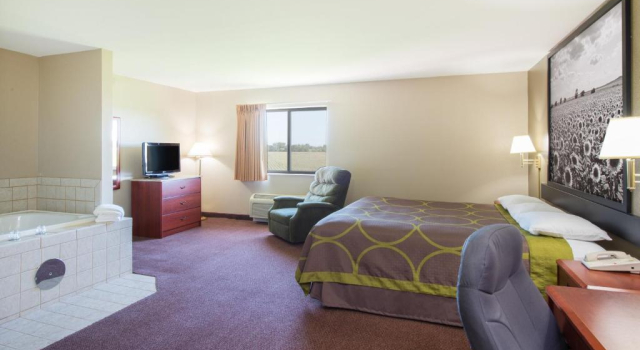 Suite Super 8 by Wyndham Iola KS