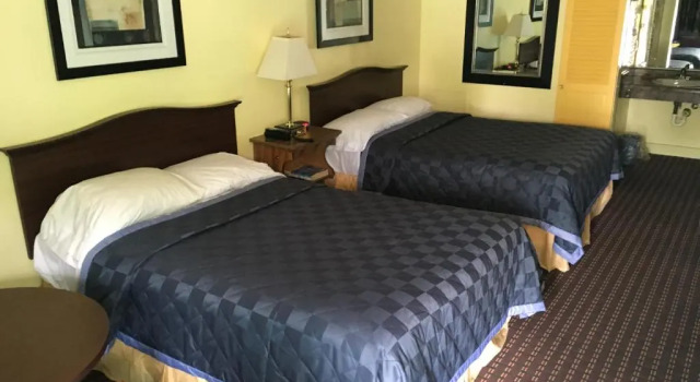 Четырёхместный номер Standard Norwalk Inn
