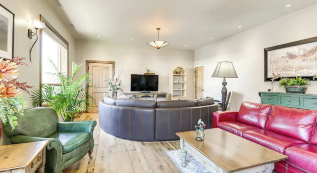 Апартаменты Walkable Apt in Carbondale: 'luxury Artist's Loft'