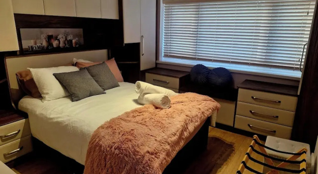 Beautiful Wythenshawe Home Near Airport With Garden & Parking Sleeps 5, Забронировать Дом для отпуска Уизеншо Большой Манчестер