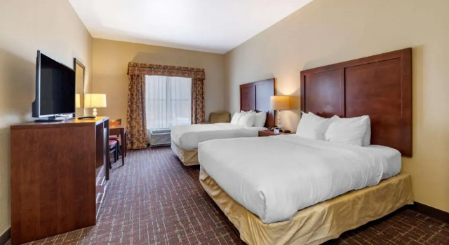 Четырёхместный номер Standard Spark by Hilton Shawnee