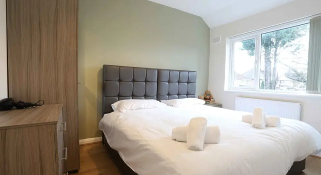 Solihull/NEC/Airport 3 BR Semi-detached House, Book Hotel Solihull West Midlands