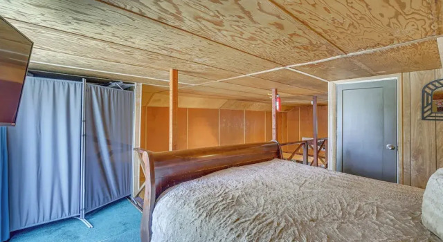 Cozy Crestline Cabin w/ Mountain-view Balcony!, Забронировать Отель Крестлайн 