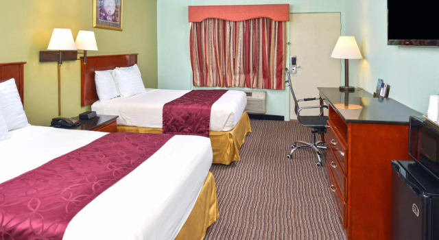 Четырёхместный номер Standard Americas Best Value Inn Smithtown Long Island