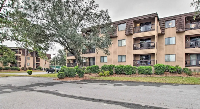 Walk to Beach: Hilton Head Condo w/ Balcony