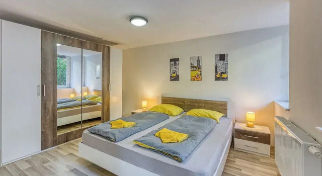 Bumblebee Apartment with Garden