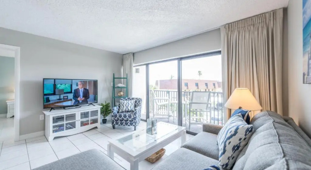 Апартаменты с балконом Chateau by the Sea - Cocoa Beach Oceanfront Pet-Friendly Condos with Rooftop Deck & Heated Pool
