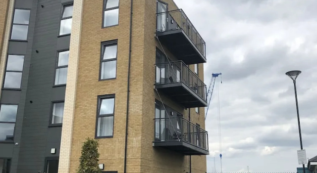 Two Bedroom Apartment With Balcony, Varaa Huoneisto Asunnot kohteessa Merseyside, Huoneisto