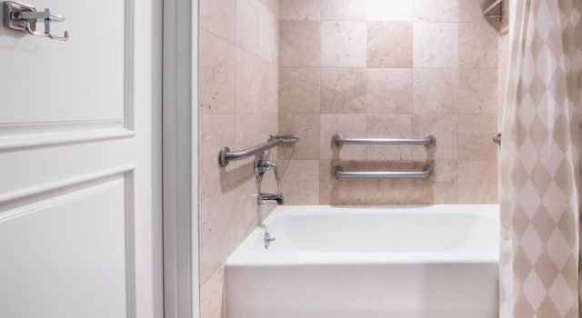 Четырёхместный номер Standard Renaissance Newport Beach Hotel