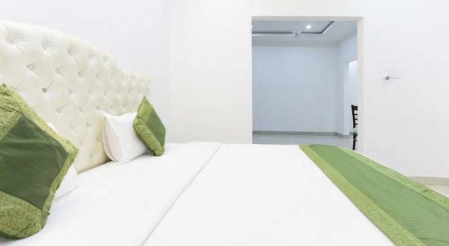 Treebo The Leaf Gomti Nagar, Забронировать Отель Отели Гомти Нагара с парковкой, Парковка