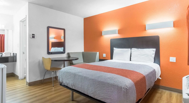 Motel 6 Bakersfield, Забронировать Мотель Отели Бейкерсфилд с бассейном, рядом с Mercy Hospital Downtown - Bakersfield, Бассейн