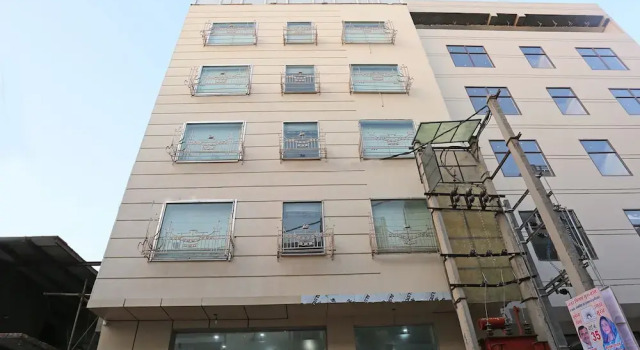 OYO 9612 Hotel Royal Ramiro, Забронировать Отель Гургаон Gurgaon Region, рядом с Станция метро Guru Dronacharya