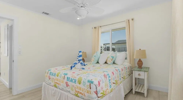 920 Bay Breeze Bungalow: Stunning Bay View Home W/ Heated Pool! 2 Bedroom Home, Забронировать Дом для отпуска Отели в центре Форт-Майерс-Бич, в центре, Парковка