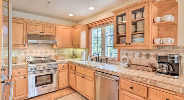 Коттедж Spacious Lake Arrowhead Home w/ Putting Green
