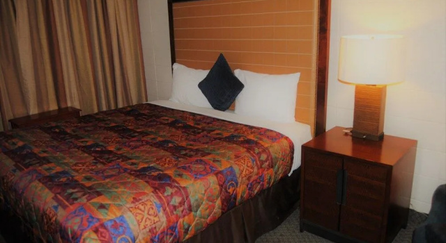 Derrick Motel, Prenota Motel Hotel a Alberta con parcheggio, Parcheggio
