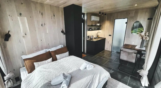 Коттедж с видом на озеро Basecamp Tiny House Eco-resort IJmuiden