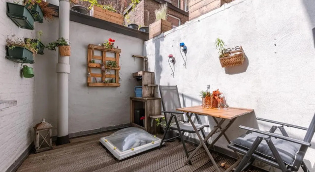 Апартаменты Charming and spacious apartment with inner courtyard in the heart of Antwerp
