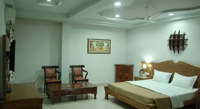 Люкс OYO 27803 Hotel Raj Mahal