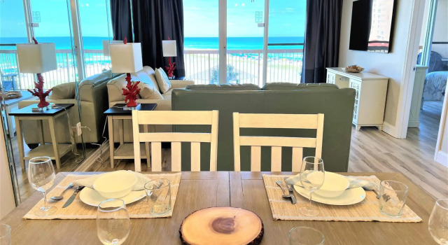 Pelican Beach 2 bedroom 4th floor Gulf Front Condo, Rezerwuj Hotel Hotele w Emerald Coast z parkingiem, Parking