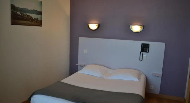 Трёхместный номер Standard Hôtel La Porte Saint Pierre-Logis Hôtel Intra Muros RÉNOVÉ en 2026