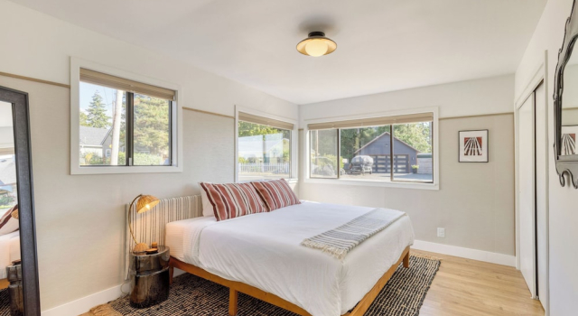 Walk to Beach & Shops Fireplace, Patio Dining & Firepit at Manzanita Ave, Prenota Casa vacanze Manzanita 