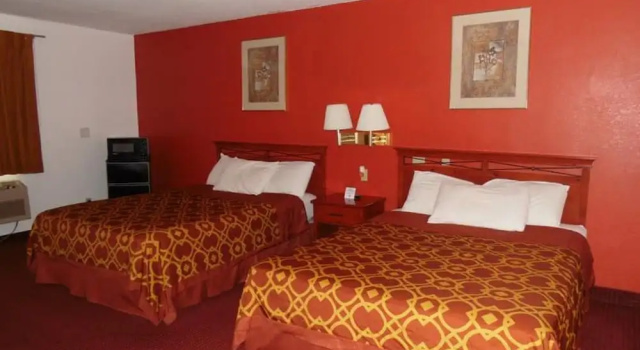 Четырёхместный номер Standard American Inn & Suites