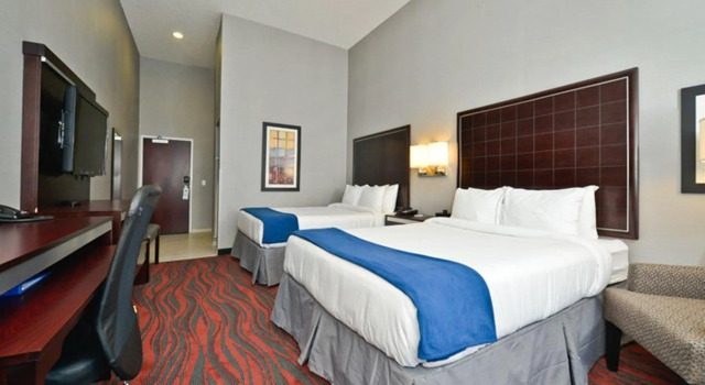 Четырёхместный номер Standard Holiday Inn Express & Suites Utica by IHG