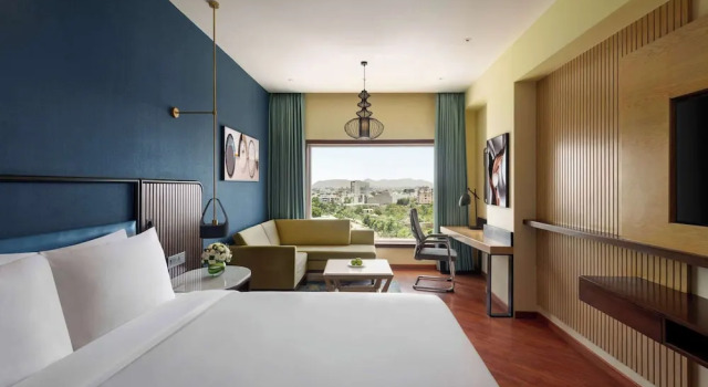 Номер Deluxe Ramada Encore by Wyndham Udaipur Roopnagar