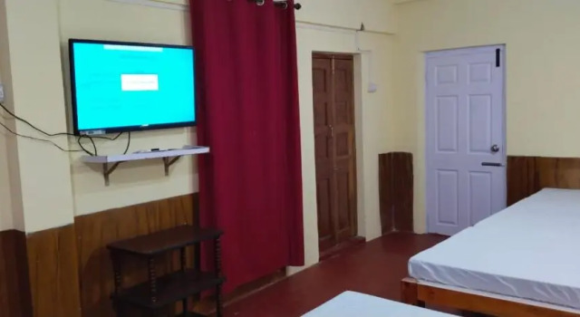 Кровать в общем номере Satya Anand Pure Veg and Non Alcoholic Cottage